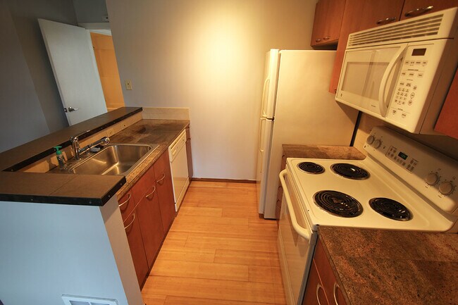 Foto del edificio - LIKE NEW, 1 BED, 1 BATH CONDO W HIGH END FINISHES AND EASY COMMUTE!