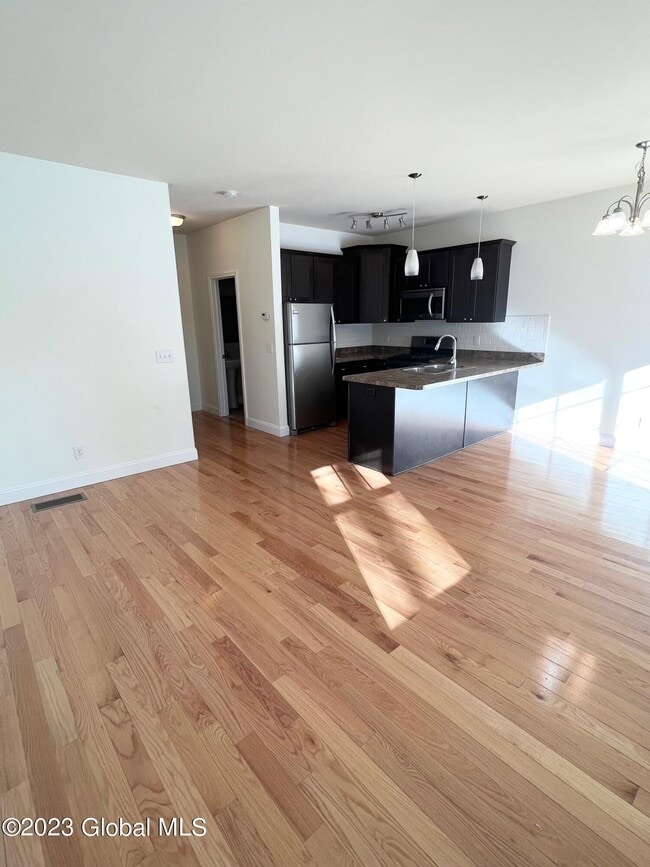 Building Photo - 18 Linden Ln