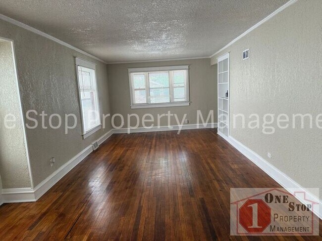 Foto del edificio - Spacious 4-Bedroom Home with Backyard & Ba...