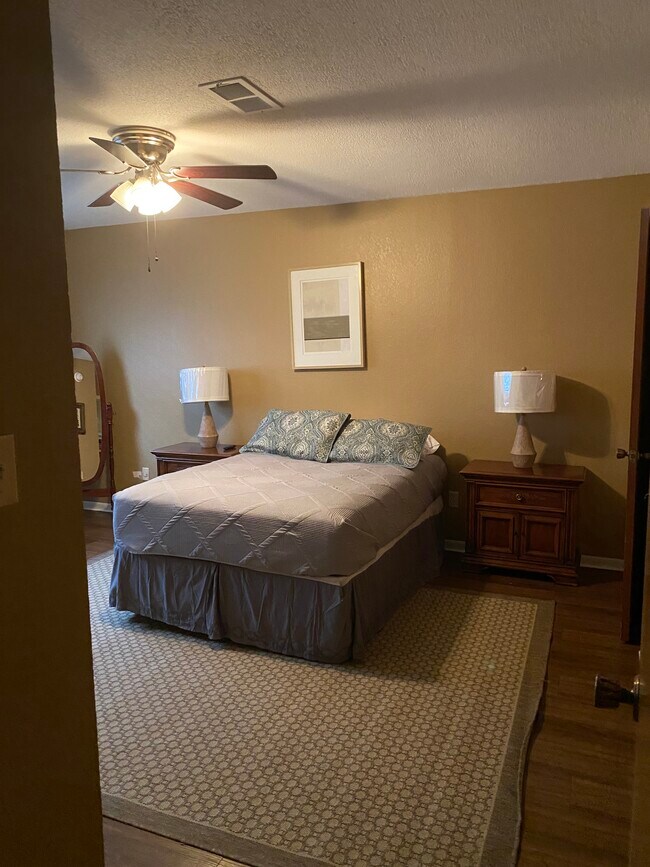 Dormitorio 1 - 1119 Nichols Ave