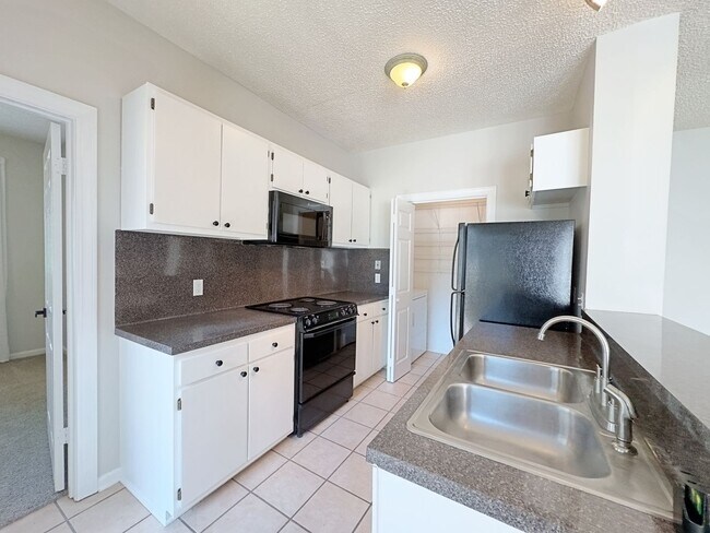 Foto del edificio - Welcome to this charming 2-bedroom, 2-bath...