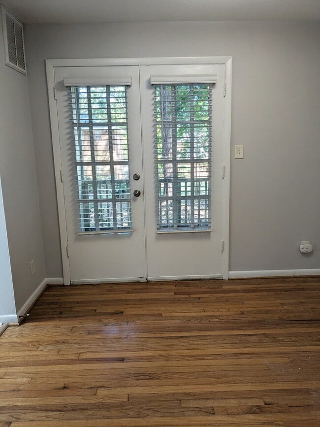 Building Photo - One bedroom opportunity in Five Points!