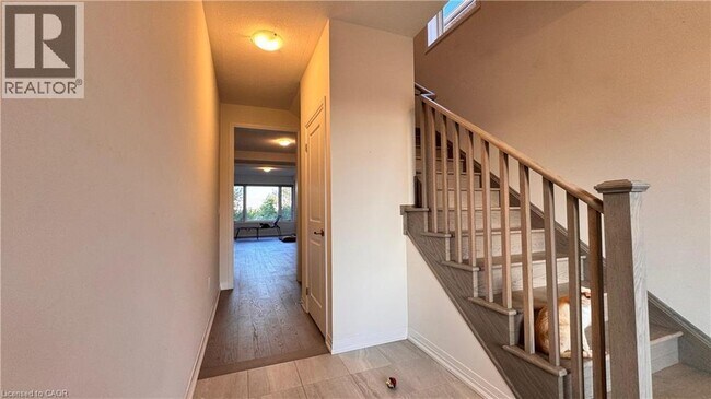 Building Photo - 99 Crossmore Cres