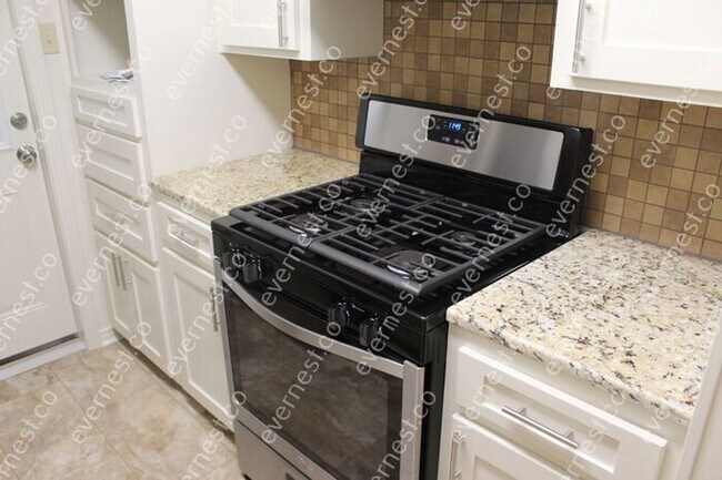 Foto del edificio - 2 BED & 1 BATH / NO PETS / NO S8
