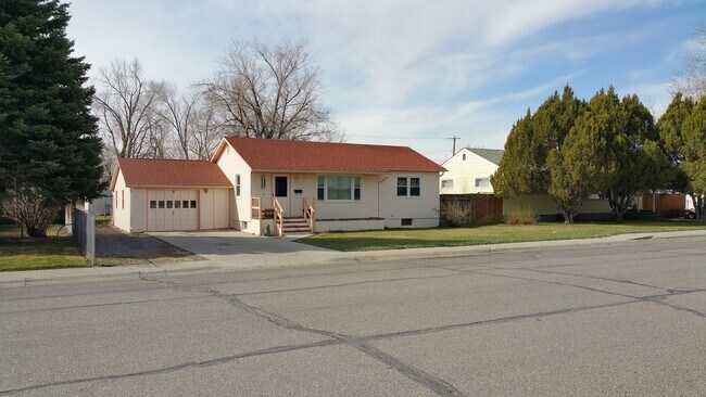 Foto del edificio - 4 Bedroom, 2 Bathroom Home with Large Fenc...