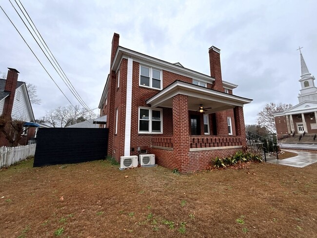 Foto del edificio - Pre-Leasing for the 26-27 School Year! - A...