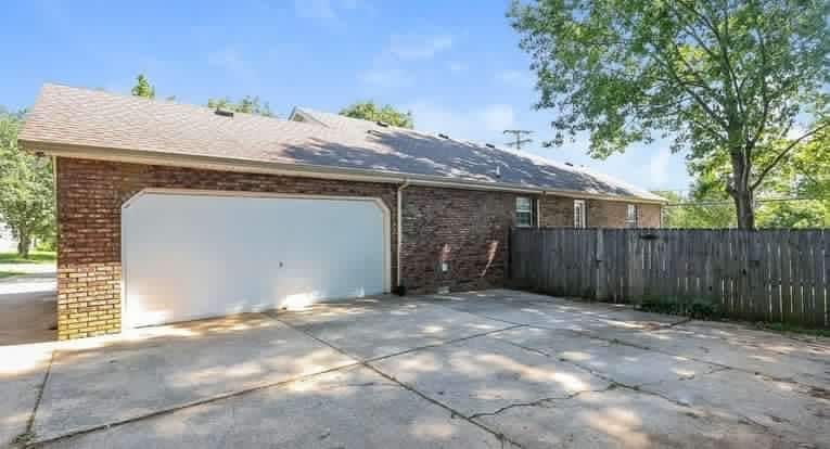 Primary Photo - 101 Cedar Bend Ct