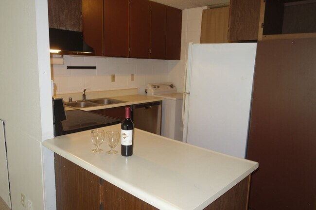 Foto del edificio - 2 bedroom, 1 bath, 2 parking in Waikalani Woodlands