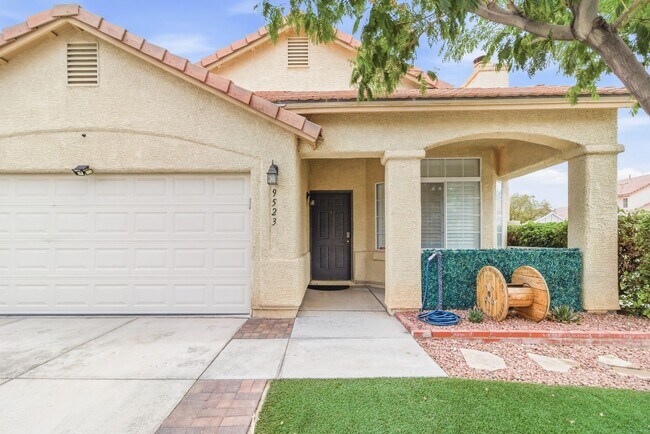 Foto del edificio - Corner Lot 3 Bed, 2 Bath Retreat with RV Parking, Solar & Backyard Fire Pit Vibes