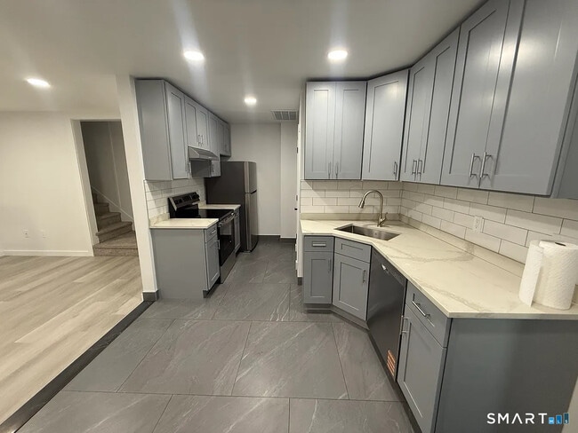 Building Photo - 69 Whitfield St