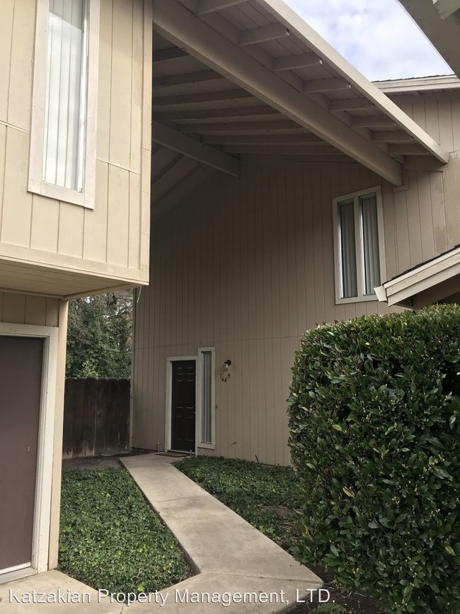 Building Photo - 1645 Blackoak Dr