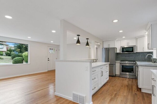 Building Photo - Fabulous Air Conditioned Gregory Heights C...