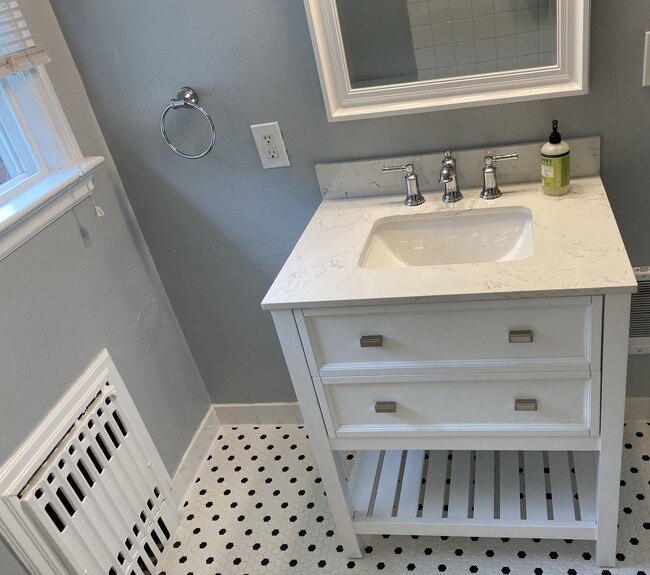 Tocador de baño más nuevo - 5536 N Maryland Ave