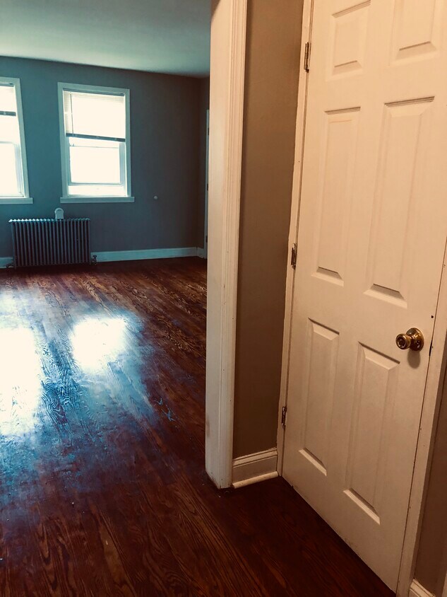 Primary Photo - 5544 Midwood Ave