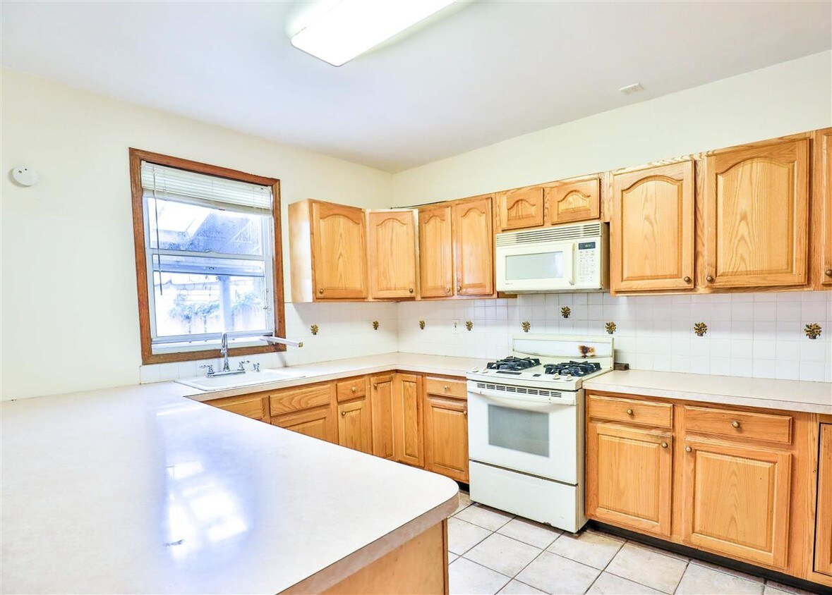 Primary Photo - 301 Sherman Ave