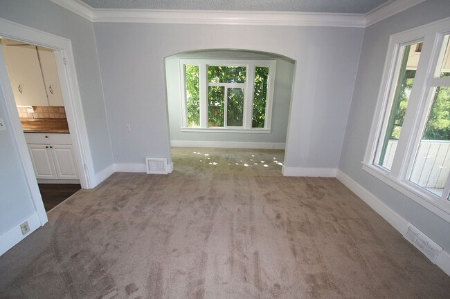 Building Photo - PRIVATE BOTHELL HOME FOR RENT W LARGE YARD & NEW PAINT & CARPET!