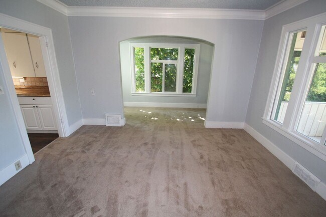Foto del edificio - PRIVATE BOTHELL HOME FOR RENT W LARGE YARD & NEW PAINT & CARPET!