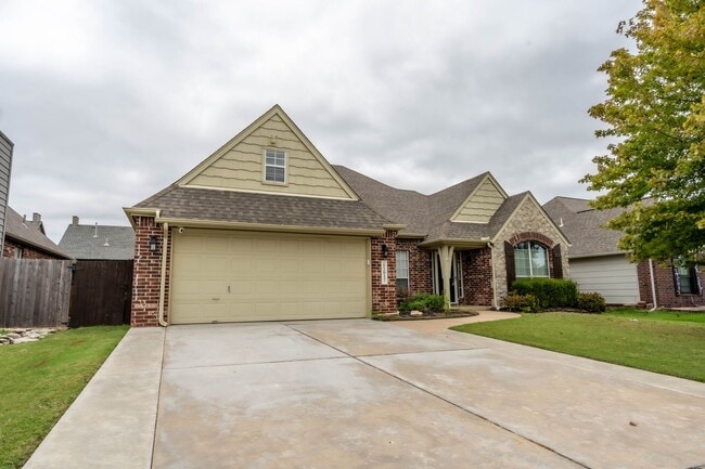 Building Photo - Beautiful 4 Bed 2.5 Bath Property in South Tulsa