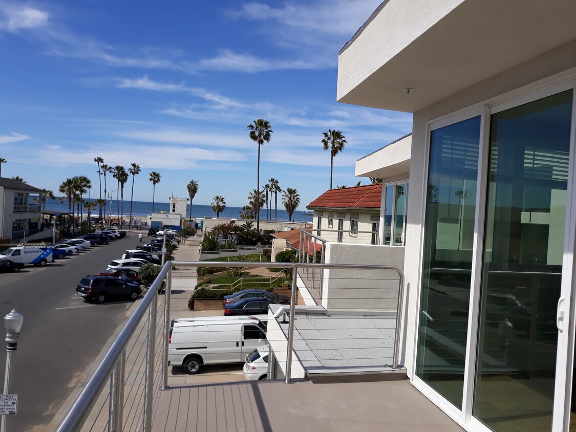 Foto principal - 5040 Santa Monica Ave