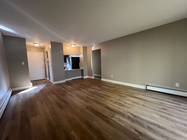 Building Photo - Renovated 2 Bedroom 1 Bathroom Unit!