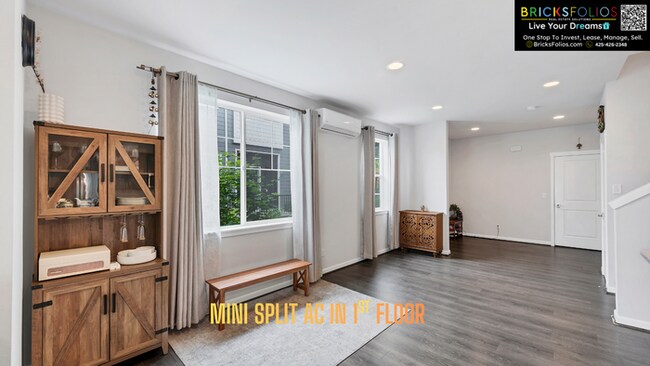 Foto del edificio - Modern Living in Gated Sunridge | 3Bed End-Unit Townhome