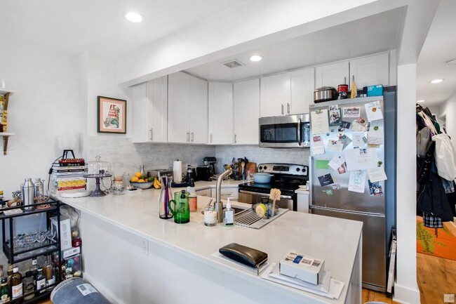 Building Photo - A 2 bedroom in the heart of Carroll Garden...