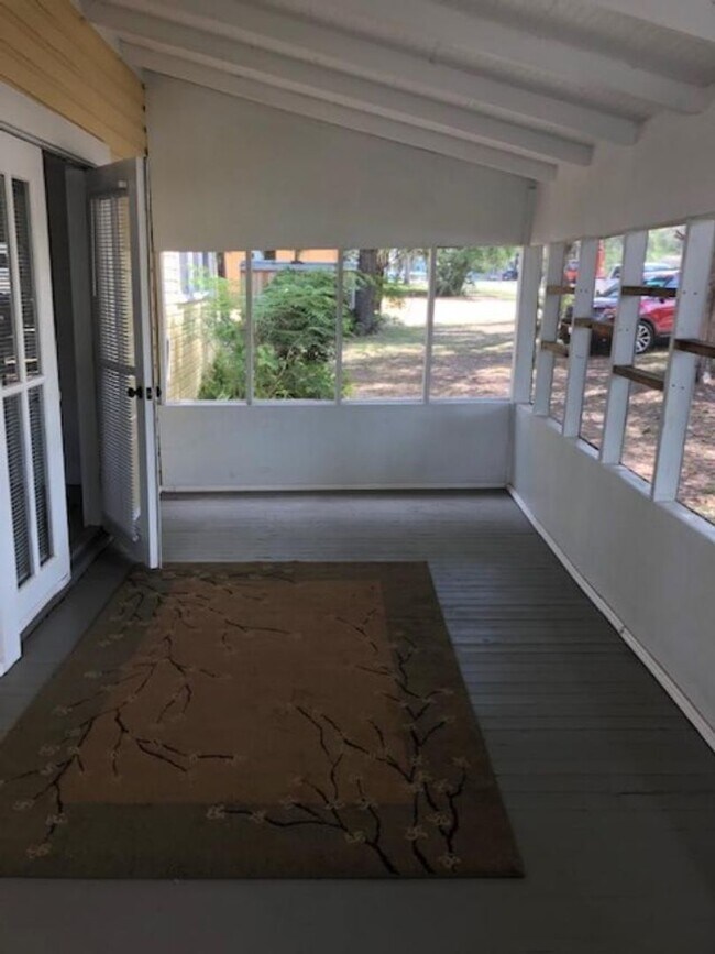 Foto del edificio - Renovated 2/1 1800s Home in Historic Downt...