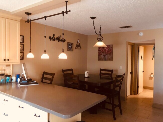 Dining - 1456 Park Shore Cir