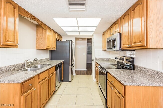 Foto del edificio - 251 Redwood Rd