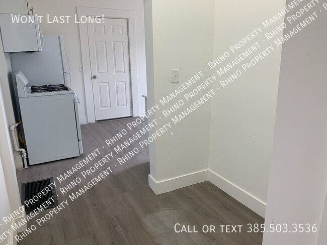 Building Photo - REDUCED RENT! 2 BD/1 BA Side By Side Duple...