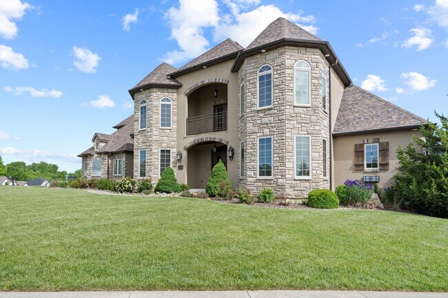 Building Photo - Large 5 Bedroom Home W/ Fenced yard