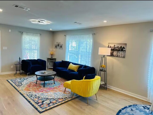 Foto del edificio - 216 N Hutcheson St