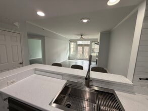 Building Photo - 405 W 7th St