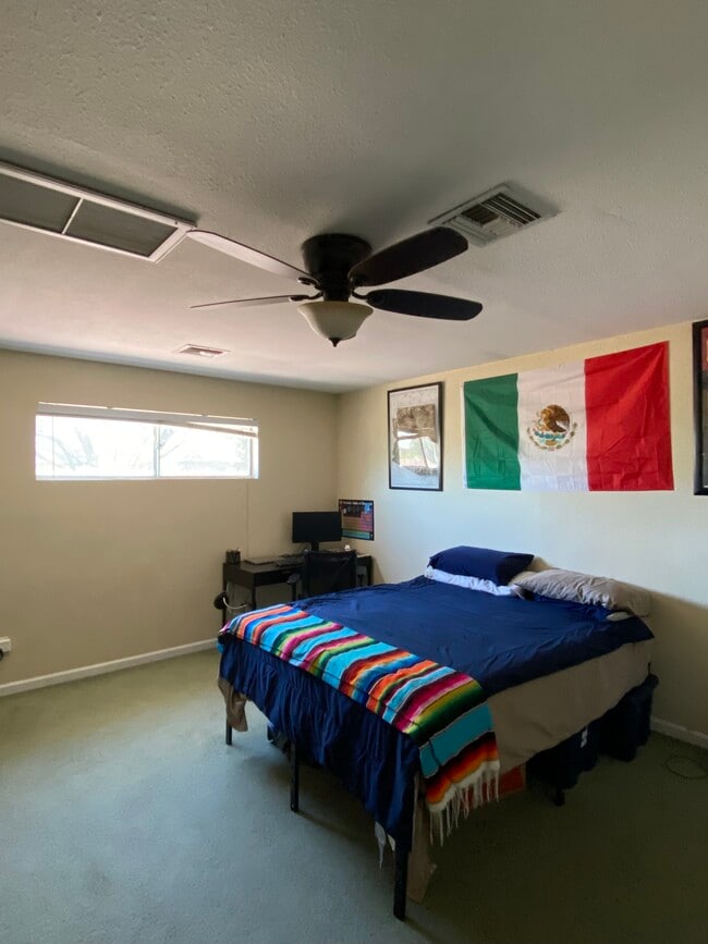 Building Photo - 708 E Broadway Ln