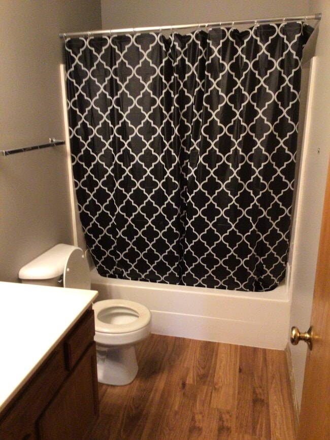 3 full-size bathroom - 3116 SE Grant St