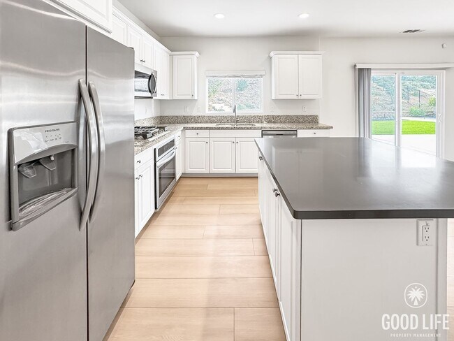 Foto del edificio - Beautiful 5Bd/3.5Ba Home in Cul-de-Sac in Riverside w/new Turf Back Yard and New Carpet!