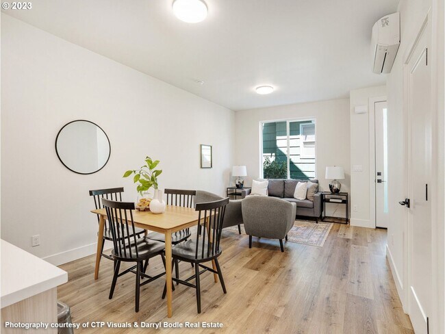 Foto del edificio - Stunning Modern Condo in Woodstock with Washer/Dryer in-unit, Patio & More