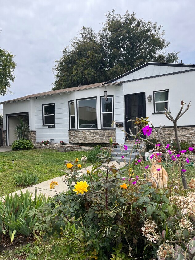 Foto principal - 25615 Woodward Ave