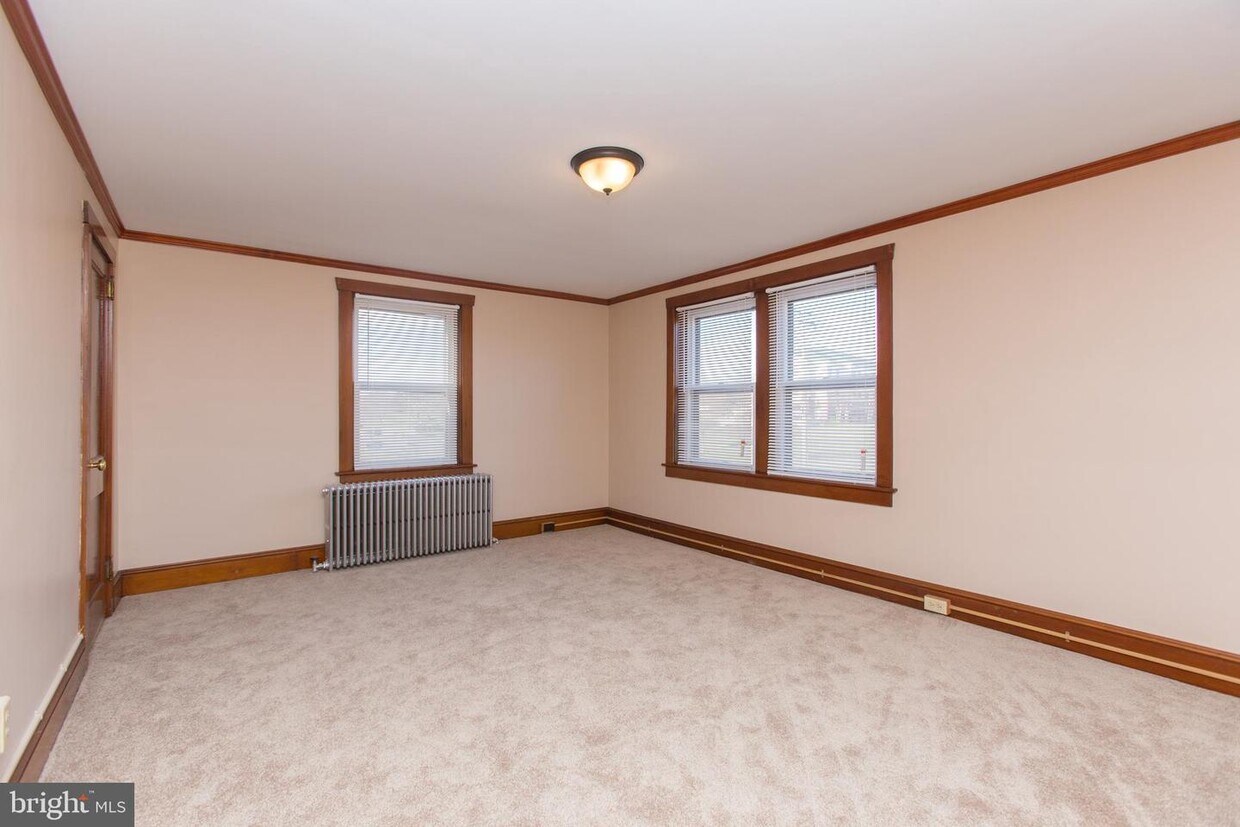 Primary Photo - 670 Main St