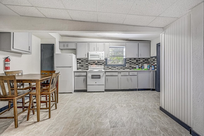 Foto del edificio - 2742 Begonia Rd