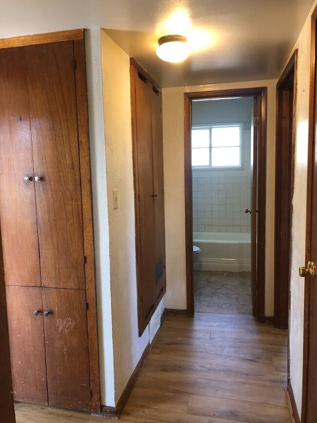 Building Photo - Paramount Duplex 2 Bedroom, 1 Full Bathroo...