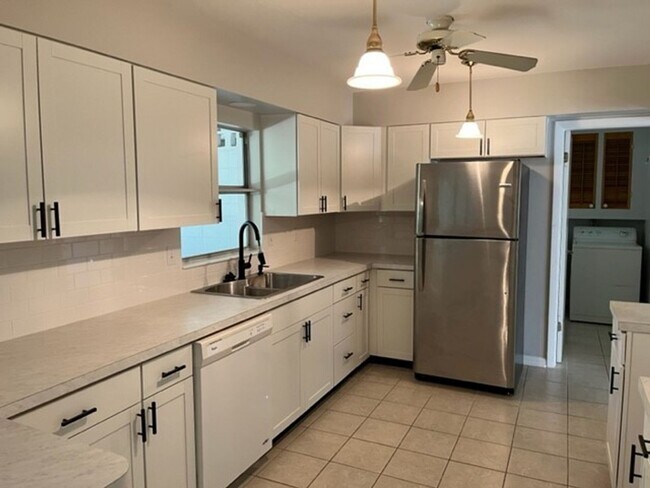 Building Photo - True Florida Home! Fantastic Location!