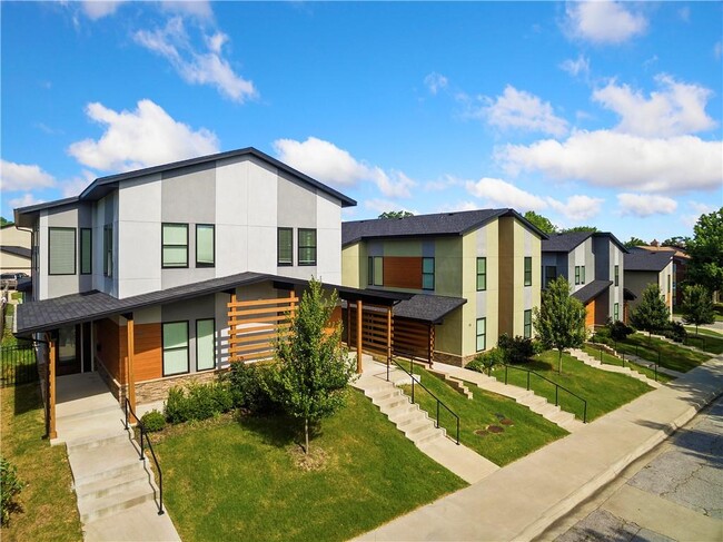 Building Photo - 915 W Hazel St