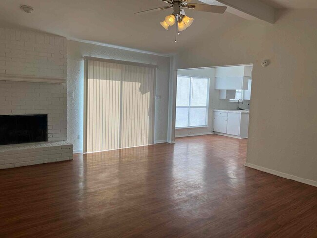 Foto del edificio - 1703 Mockingbird Dr