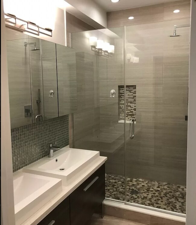 Building Photo - 935 N Ashland Ave