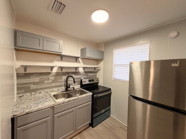 Building Photo - Updated & Affordable Gem in Westside Jax!