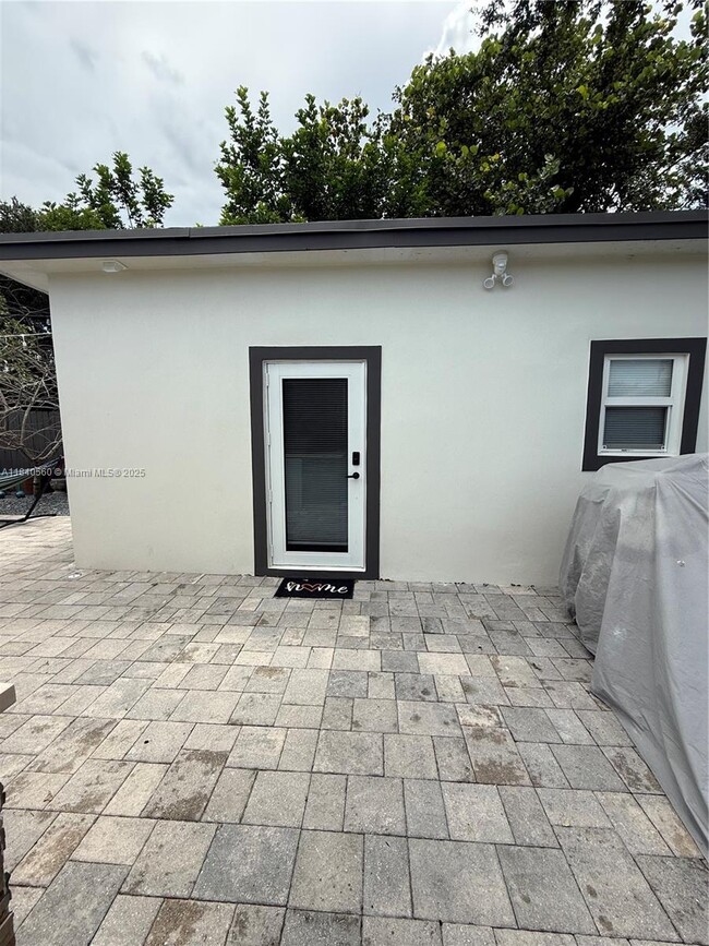 Building Photo - 4500 SW 31st Dr