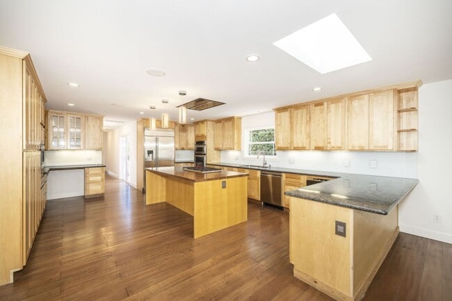 Building Photo - Beautifully Remodeled 4 Bed, 3 Bath Home w...