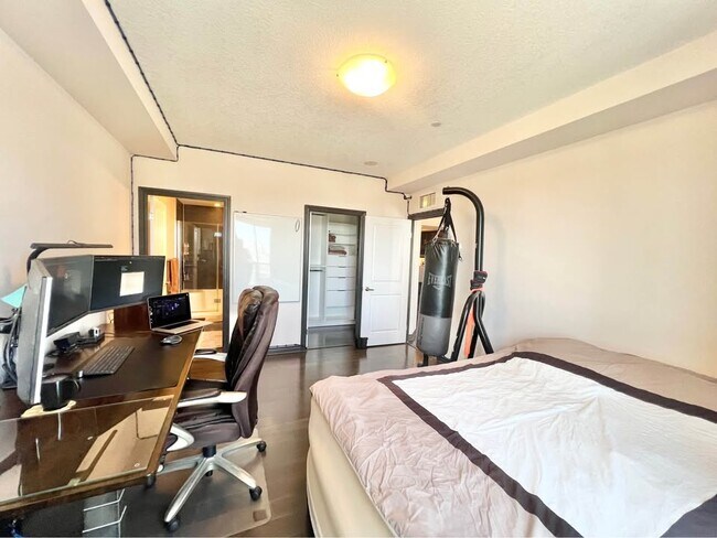 Photo du bâtiment - Modern 2-Bed, 2-Bath Fully Furnished Condo...