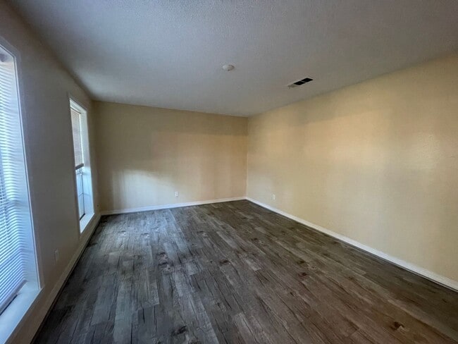 Foto del edificio - Lovely Two-Story Brick Home Located In "Western Hills" Off Pines Road